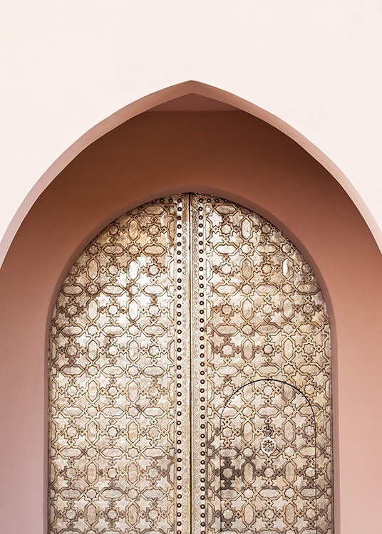  - Fotografía de una ovalada puerta en dorado y un arco delante.