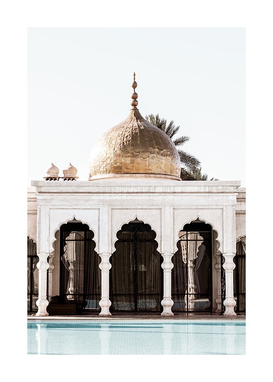  - Fotografía de un edificio blanco con arcos marroquíes y columnas y una cúpula dorada.