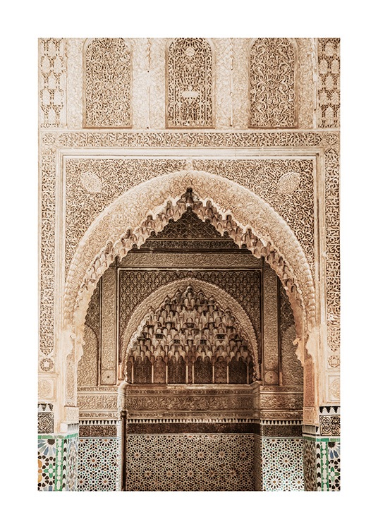  - Fotografía de un templo con un arco marroquí entallado y de color dorado.