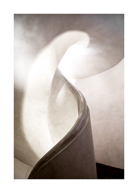  - Fotografía de una escalera de hormigón en espiral.