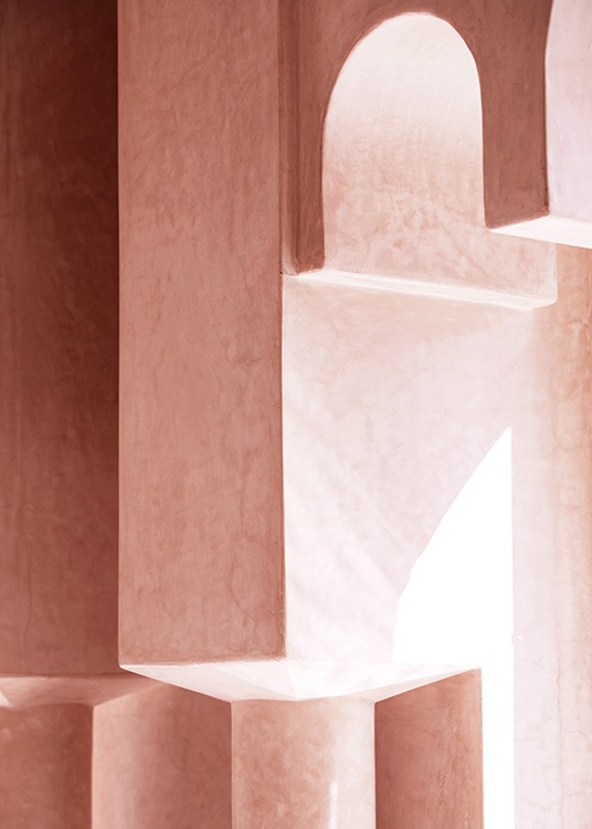  - Fotografía de los detalles de un edificio rosa de hormigón con columnas y arcos pequeños.
