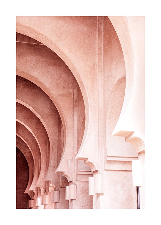  - Fotografía de arcos amplios y el detalle de un edificio rosa.