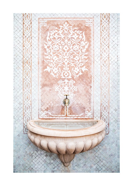  - Fotografía de una pared de azulejos en tonos rosa, azul y blanco, y una fuente.