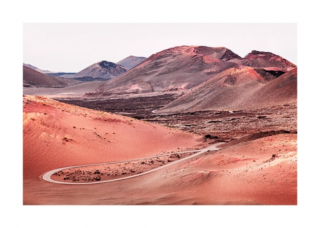  – Fotografía de un paisaje volcánico con arena rojiza y montañas de fondo