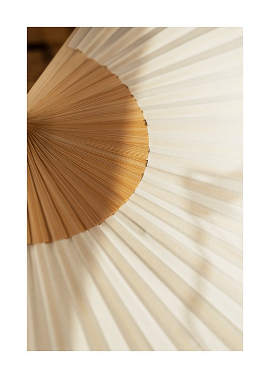  – Fotografía del primer plano de un abanico blanco con varillas de madera