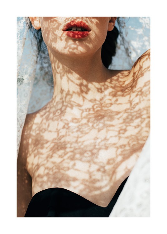  – Fotografía de una mujer con labios rojos con el reflejo de la sombra de un velo de encaje en el rostro y el pecho