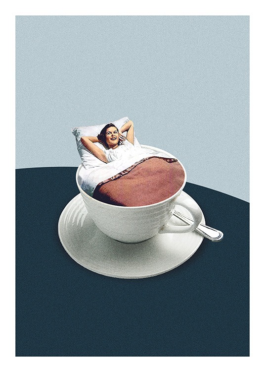  – Diseño que combina fotografía y diseño gráfico Se trata de un póster de fondo azul con una mujer descansando en una taza de café