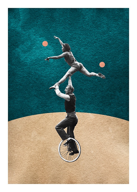  – Fotografía de estilo gráfico con un hombre en monociclo y una mujer haciendo acrobacia sobre su cabeza