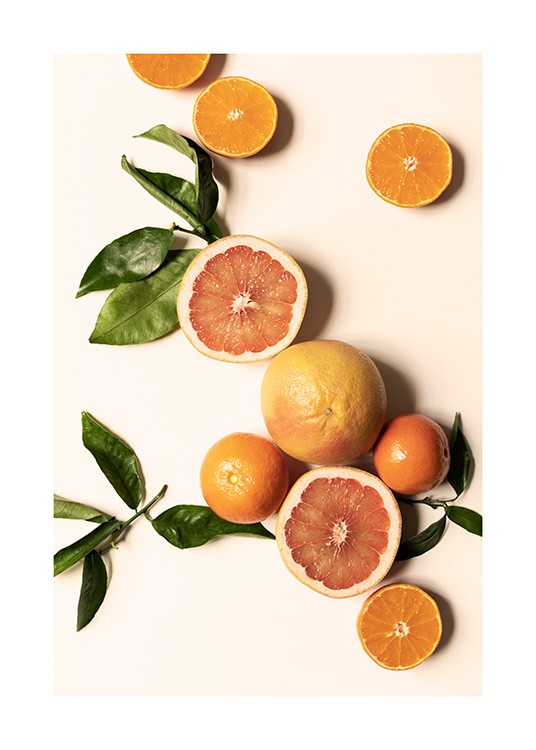  – Fotografía de naranjas, clementinas y hojas verdes esparcidas por el motivo, fondo amarillo claro