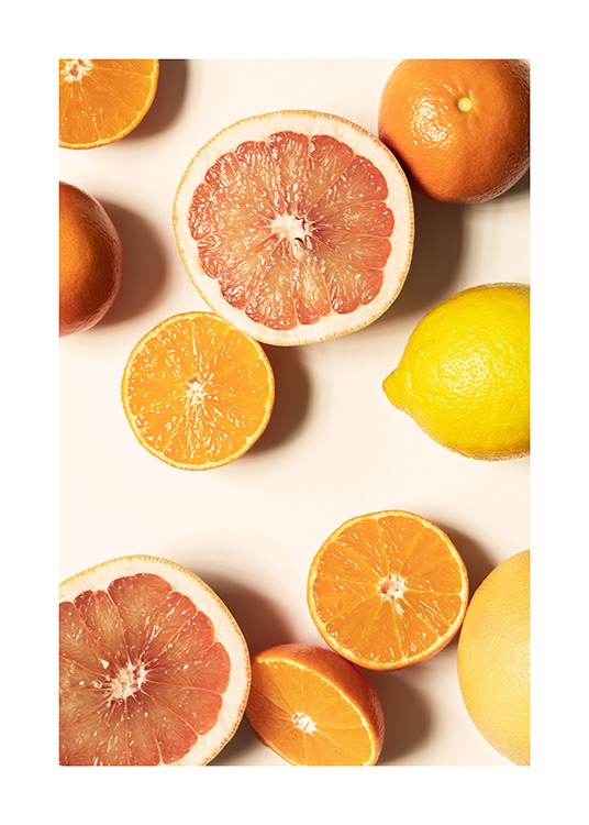  – Fotografía de naranjas, limones y clementinas esparcidas sobre un fondo amarillo claro