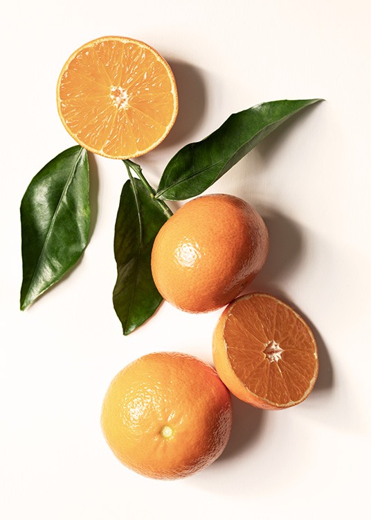  – Fotografía de naranjas y hojas verdes sobre un fondo beis claro