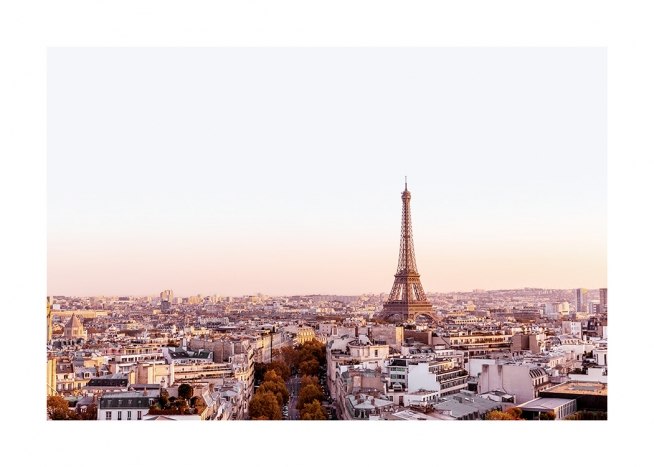  – Fotografía con la imagen de la Torre Eiffel y edificios en el atardecer de París.
