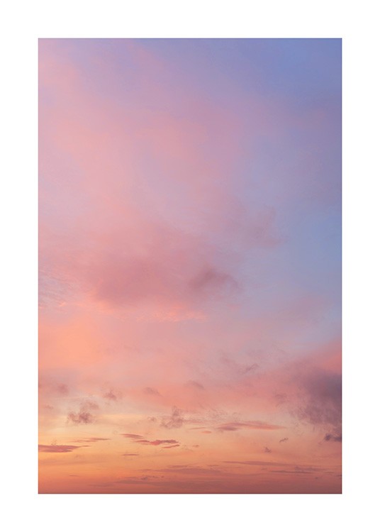  – Fotografía de un cielo al atardecer con nubes rosas, con un cielo lila claro de fondo.