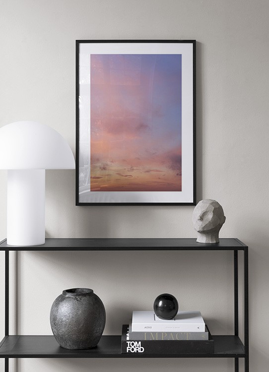  – Fotografía de un cielo al atardecer con nubes rosas, con un cielo lila claro de fondo.