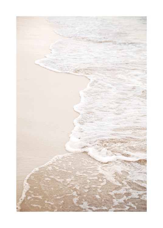  – Fotografía de una playa bañada por las olas.