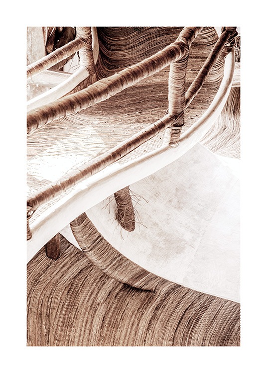  – Fotografía de una escalera curvilínea y plana en materiales naturales que conduce a una casa de árbol.