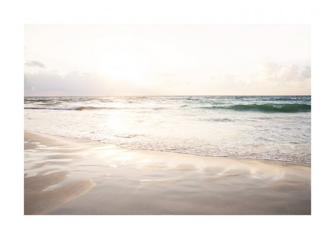  – Fotografía de una playa bañada por las olas del mar al atardecer.