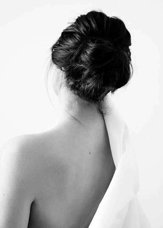  – Fotografía en blanco y negro del cuello desnudo de una mujer de espaldas que lleva una camisa blanca en un hombro.