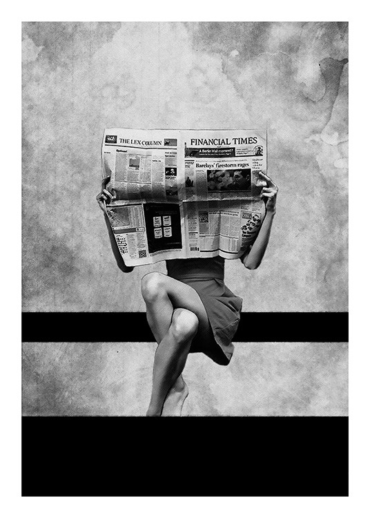  – Mujer sentada con las piernas cruzadas leyendo un periódico que le tapa la cara. 