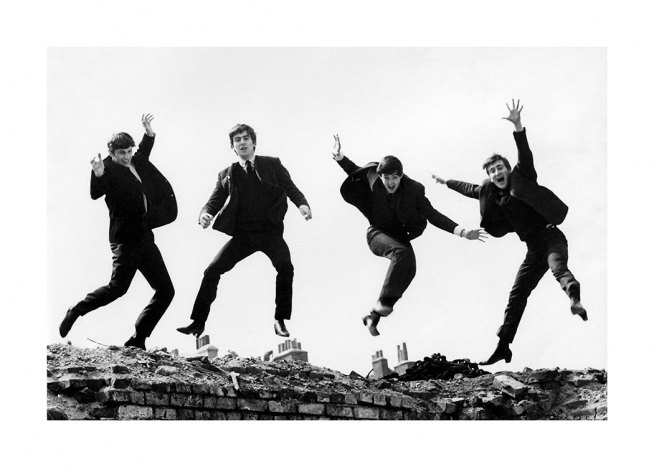  – Fotografía en blanco y negro del grupo Beatles saltando en el aire.
