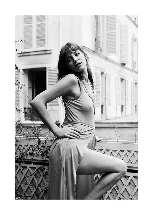  – Fotografía en blanco y negro de la actriz Jane Birkin posando en un balcón con la mano en la cadera.