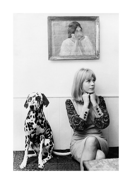  – Fotografía en blanco y negro de Marianne Faithful sentada junto a un dálmata.