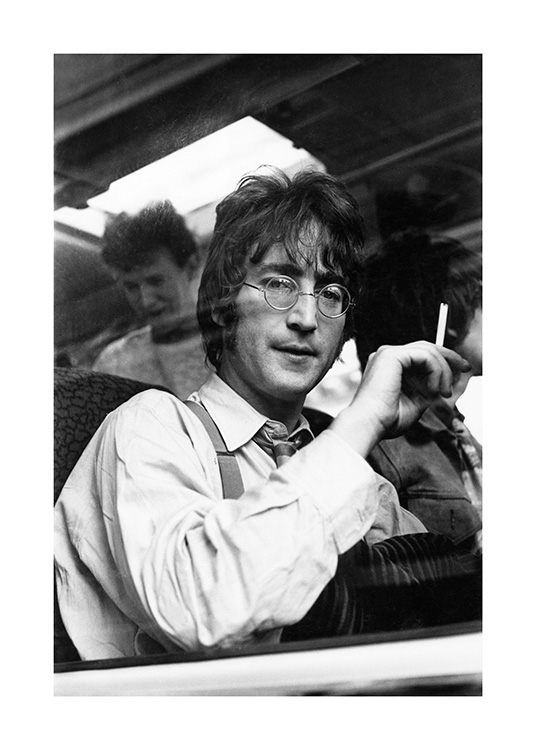  – Fotografía en blanco y negro del cantante John Lennon en la ventana de un tren y con un cigarrillo en la mano.