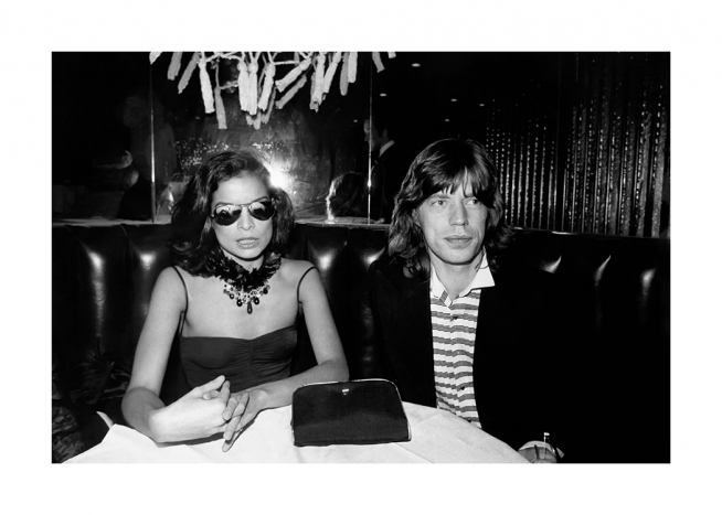  – Fotografía en blanco y negro de Bianca y Mick Jagger sentados lado a lado en un reservado de Studio 54.