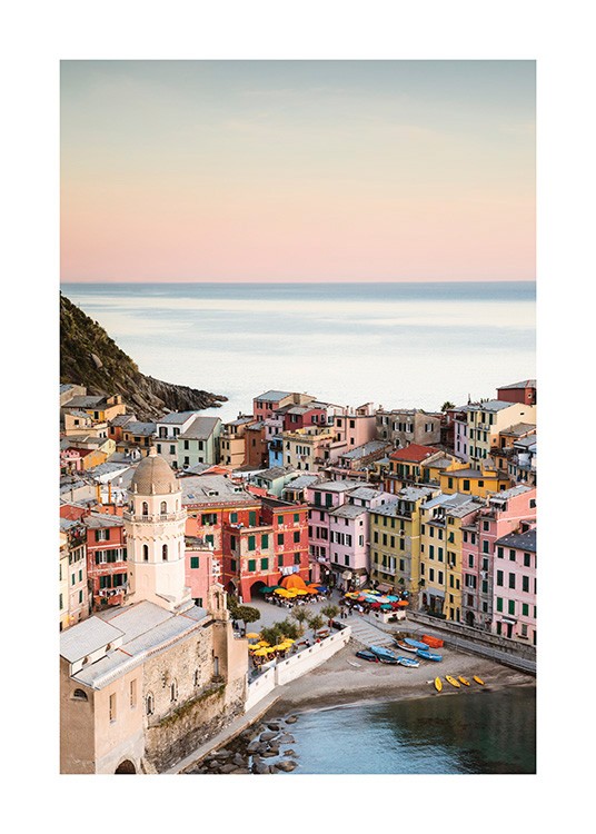  – Fotografía de la ciudad de Vernazza con casas coloridas y el mar de fondo.