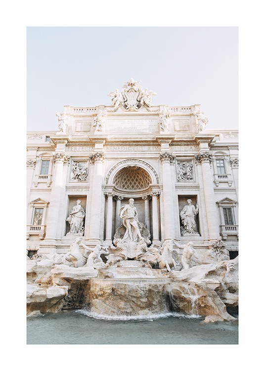  – Fotografía de la Fontana Di Trevi en Roma, con esculturas y agua delante de la fuente.