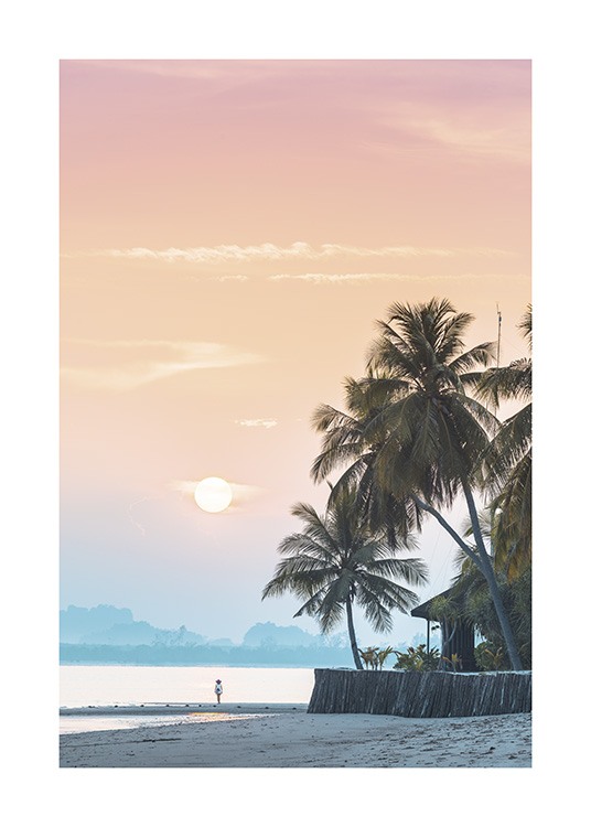 – Fotografía de un cielo rosa y anaranjado con palmeras en una playa.