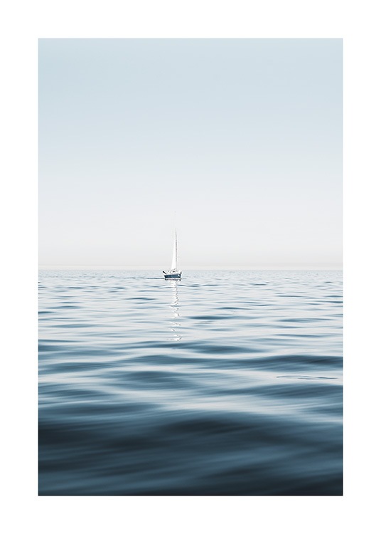  – Fotografía de un bote en un mar calmo con cielo azul claro.