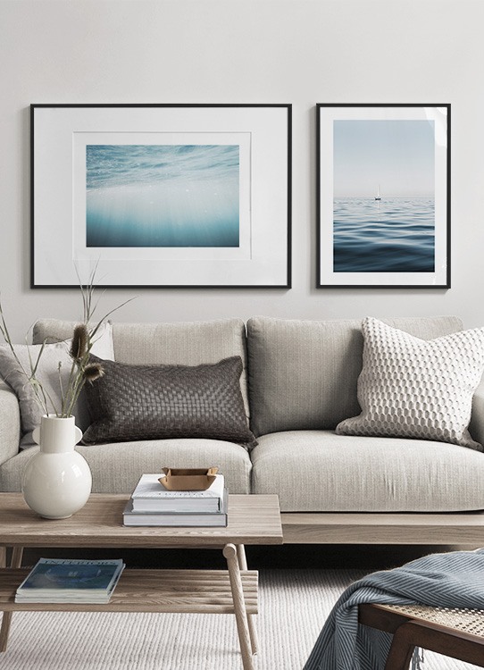  – Fotografía de un bote en un mar calmo con cielo azul claro.
