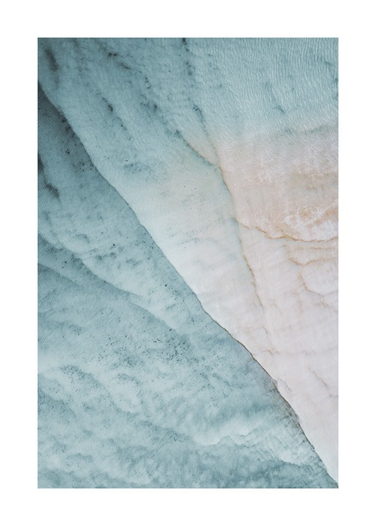  – Fotografía aérea de aguas cristalinas donde se puede observar el fondo del mar color beis.
