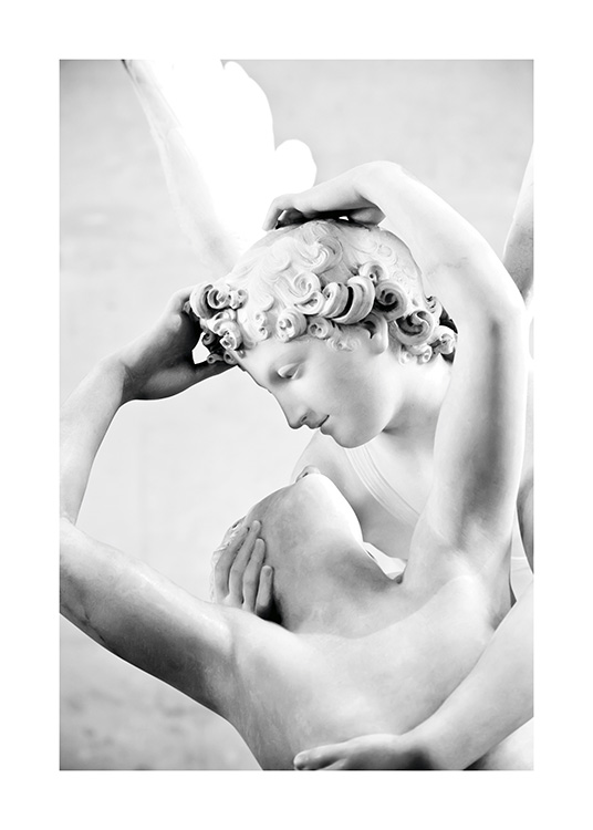  – Fotografía en blanco y negro de una estatua de mármol con una persona posando en los brazos de la escultura.