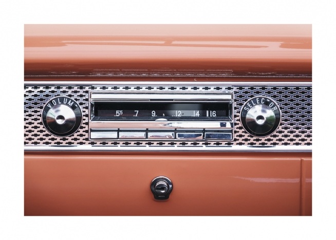 – Fotografía de una radio roja antigua de estilo vintage.