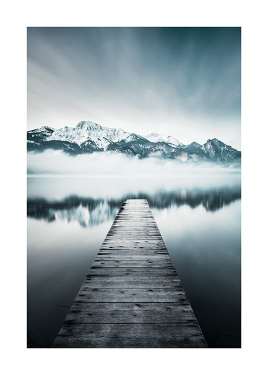  – Fotografía de un muelle en un lago sereno con montañas al fondo