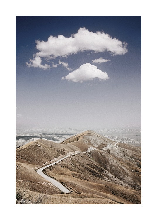  – Fotografía de un camino en una cadena montañosa, y cielo azul con algunas nubes de fondo