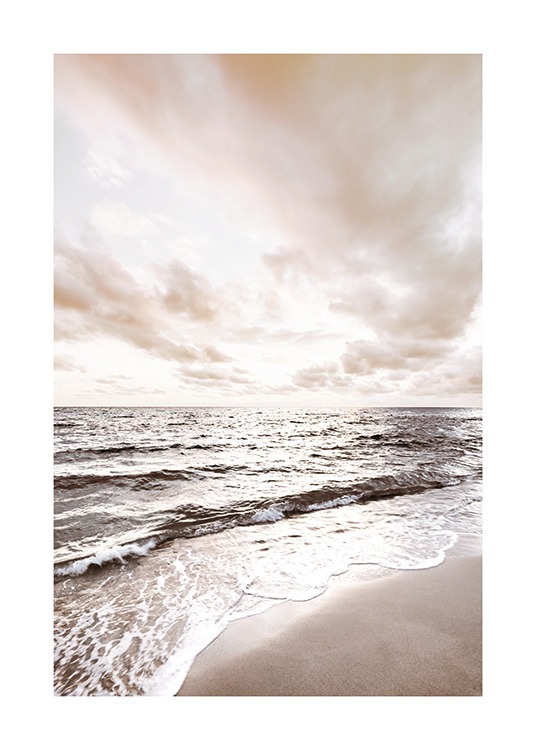  – Fotografía de un mar calmo y una playa, cielo nublado