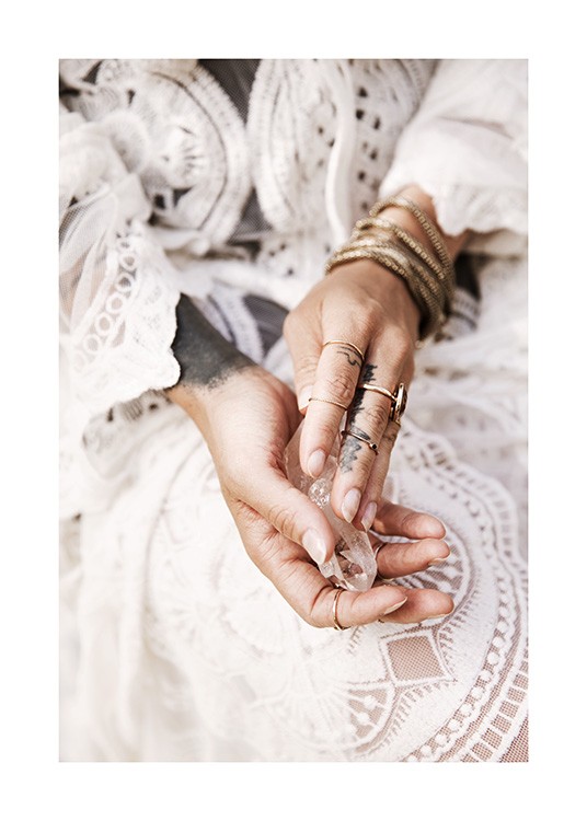  – Fotografía de una mujer con joyas doradas en las manos y un vestido de encaje