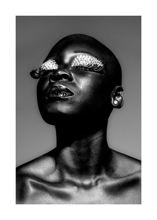  – Fotografía en blanco y negro de una mujer con diamantes en los párpados y largas pestañas postizas