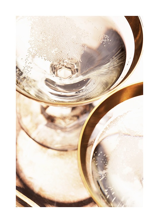  – Primer plano de una copa de champán con bordes en dorado