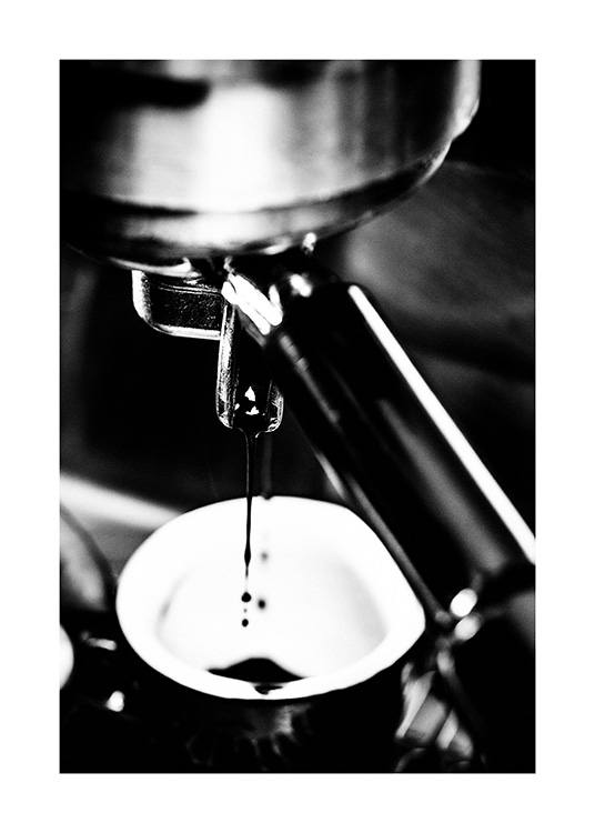  – Fotografía en blanco y negro con una máquina de café exprés en primer plano