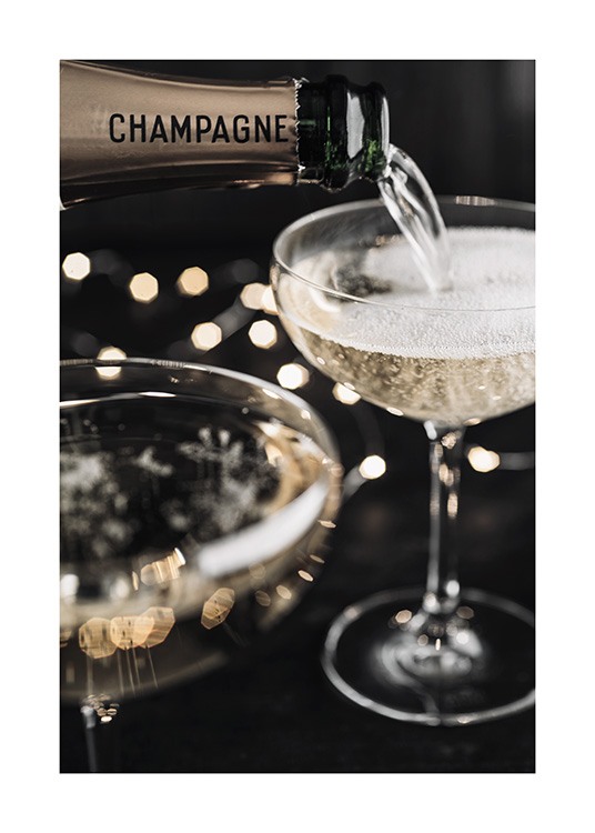 – Fotografía de una botella llenando una copa de champán