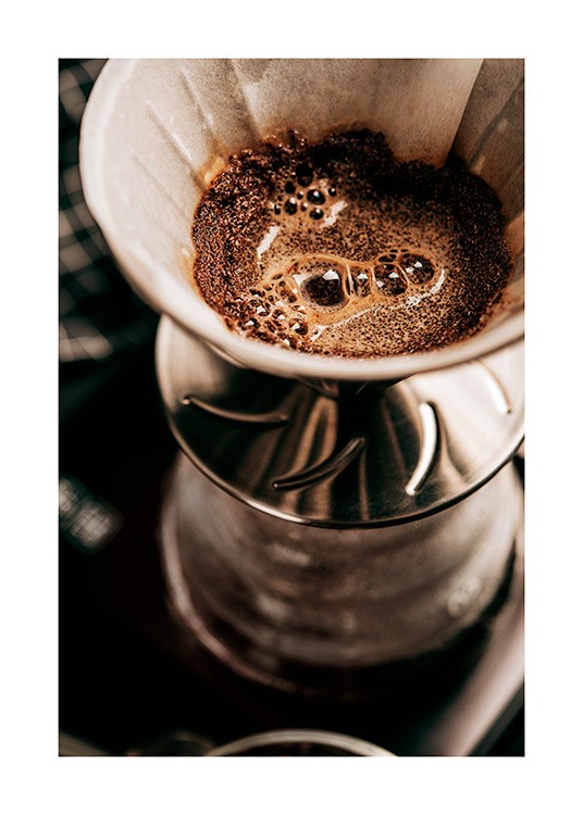  – Primer plano del filtro de café de una cafetera con café