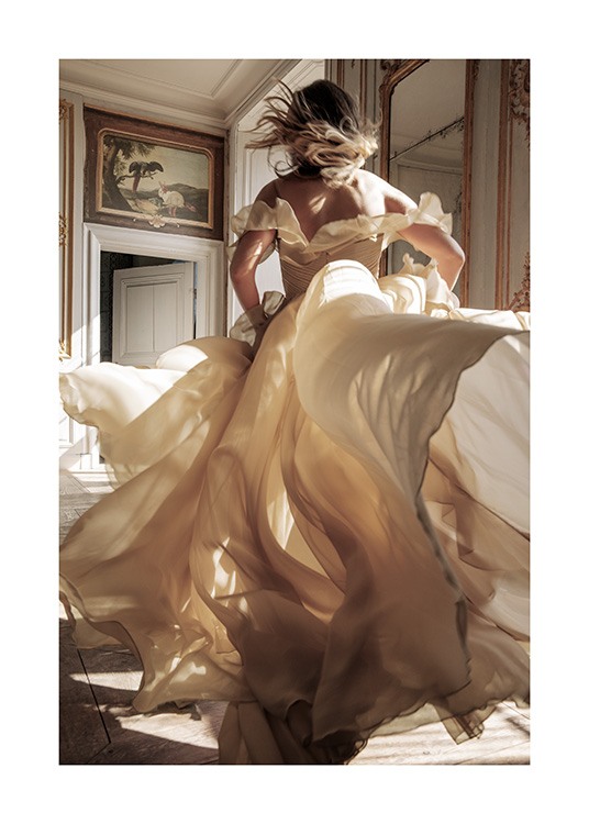  – Fotografía de una mujer con vestido voluminoso beis que atraviesa corriendo una habitación que tiene espejos y una pintura en la pared