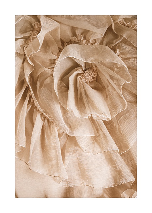  – Fotografía de una tela de tul beis con volantes que semejan los pétalos de una flor
