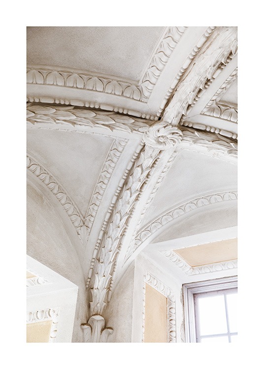  – Fotografía de un techo beis con grabados de estilo barroco