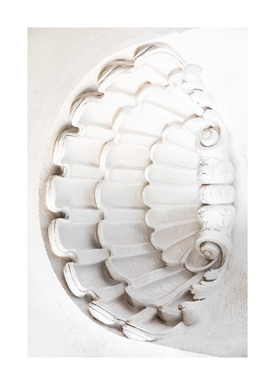  – Fotografía de una forma blanca esculpida en forma de concha de mar