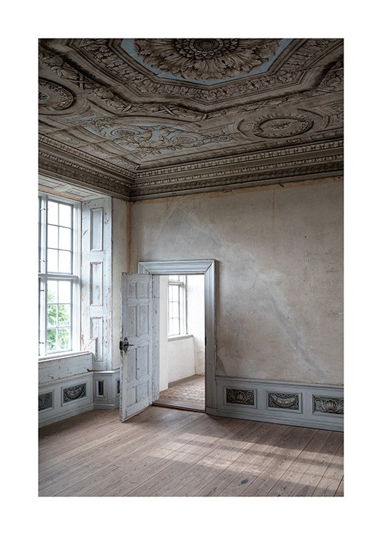  – Fotografía de una habitación con detalles de arquitectura barroca y una puerta abierta